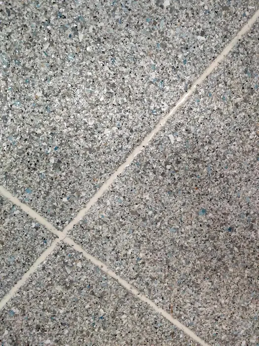 SAS MCF votre spécialiste terrassement, résine intérieure et résine extérieure, maçonnerie paysagère dans le Perche sol intérieur en époxy avec faux joint
